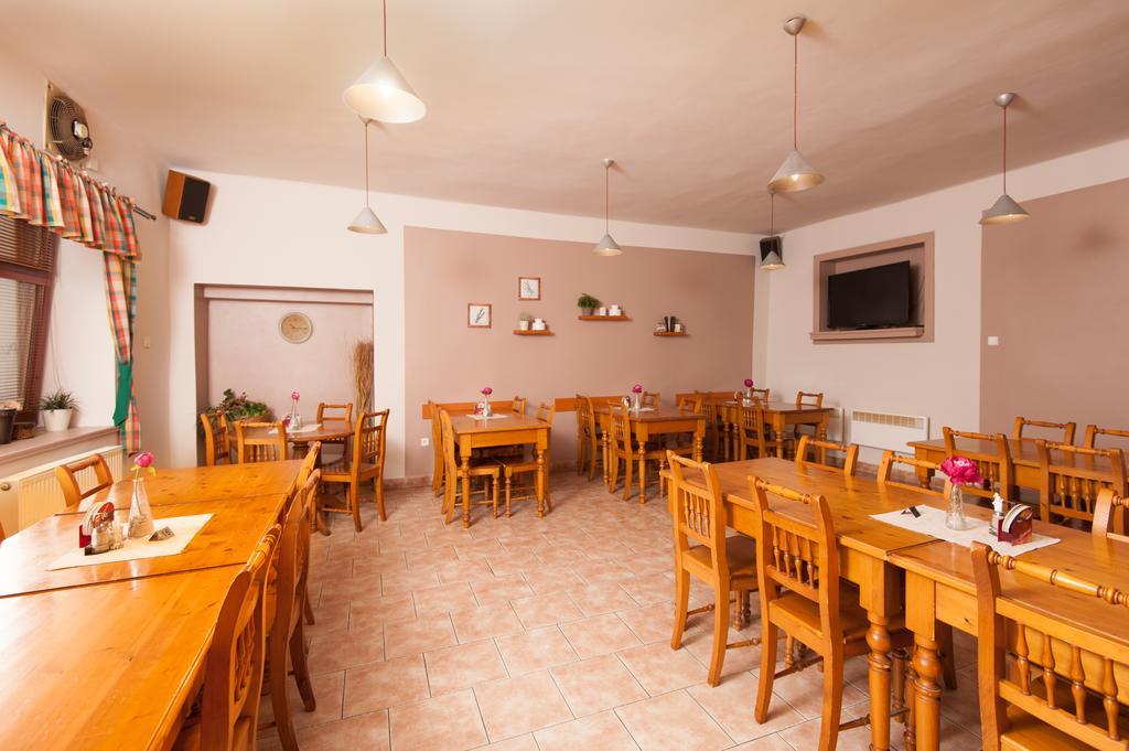 Hotel Pošta Sobotka Buitenkant foto